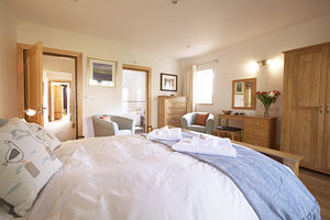 Rear bedroom en-suite