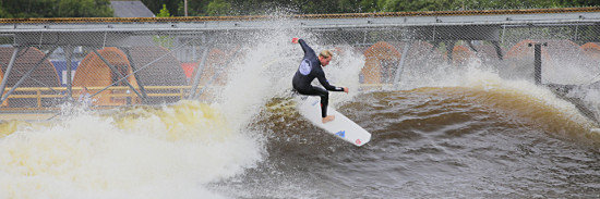 Surf Snowdonia - expert surfer on a wave